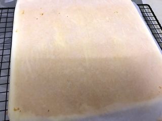胖胖卷——肉松沙拉蛋糕卷,出炉倒扣在铺有油纸的烤架上
趁热撕下油纸再盖上以免水分流失