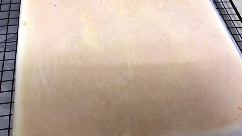 胖胖卷——肉松沙拉蛋糕卷,出炉倒扣在铺有油纸的烤架上
趁热撕下油纸再盖上以免水分流失