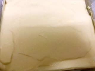胖胖卷——肉松沙拉蛋糕卷,用刮刀微微抹平