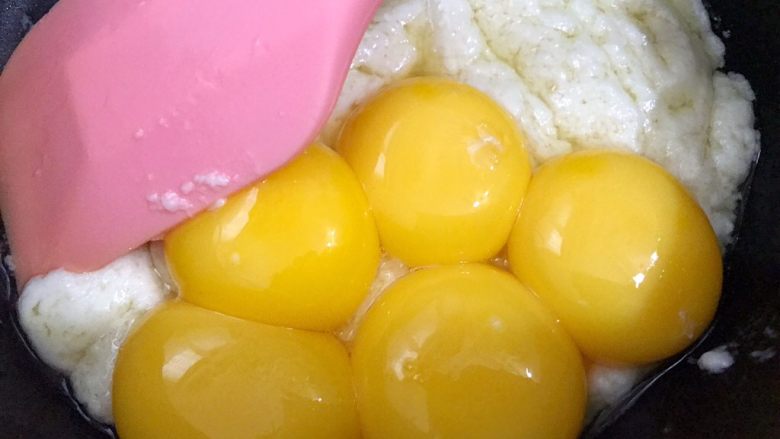 胖胖卷——肉松沙拉蛋糕卷,加入蛋黄