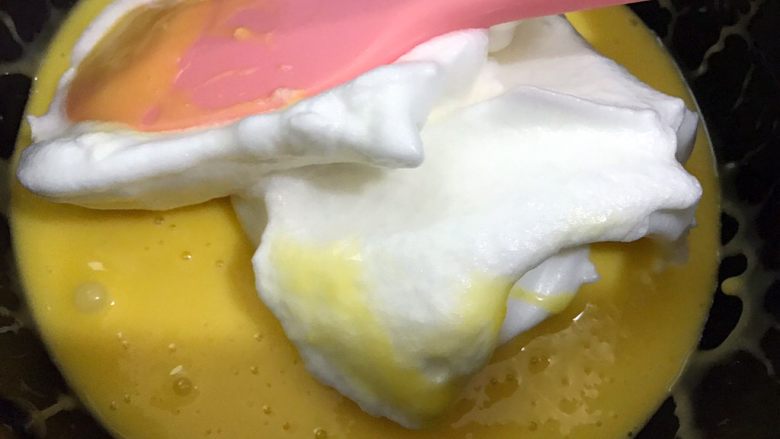 胖胖卷——肉松沙拉蛋糕卷,取三分之一的蛋白