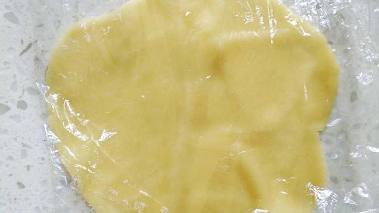  广式五仁月饼蜂蜜版（不用转化糖浆）,逐个隔保鲜膜用擀面杖擀薄