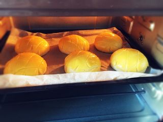 港式菠萝包,烤箱160度预热，放入烘烤25分钟左右即可。