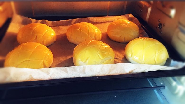 港式菠萝包,烤箱160度预热，放入烘烤25分钟左右即可。