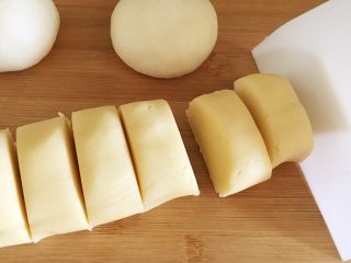港式菠萝包,酥皮也切分成每个30g。