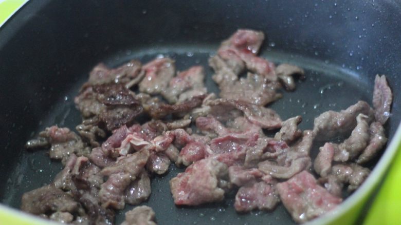 凉瓜炒牛肉 处女座最爱,热锅凉油，中火把牛肉片滚至7分熟儿。