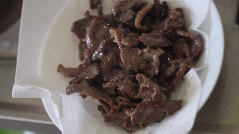 凉瓜炒牛肉 处女座最爱,滚好的牛肉片放在吸油纸上吸去多余的油。
