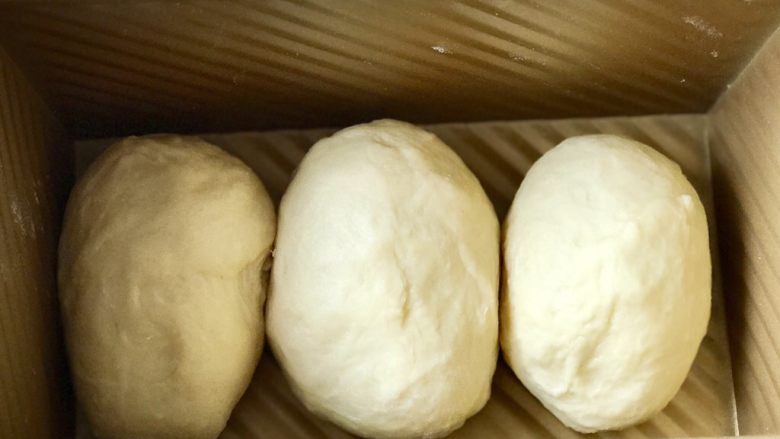 只需一次发酵の超松软吐司面包,将面团轻揉后，分三等分，擀成宽度于吐司盒相同，从一边卷起，盖上湿布发酵至2倍大。