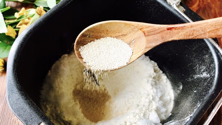只需一次发酵の超松软吐司面包,将面粉中间挖个洞，倒入3.5克酵母粉