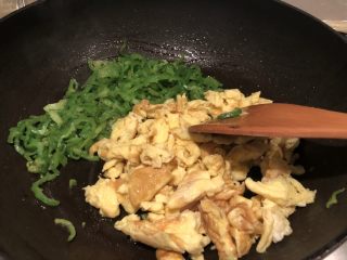 懒人料理-青椒炒鸡蛋,炒至青椒微瘪加入鸡蛋，翻炒均匀起锅装盘