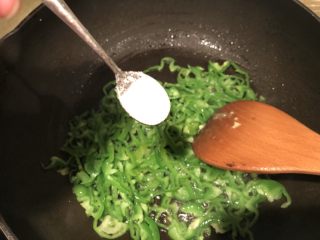 懒人料理-青椒炒鸡蛋,加少许食用油，放入青椒，煸炒一分钟后加盐