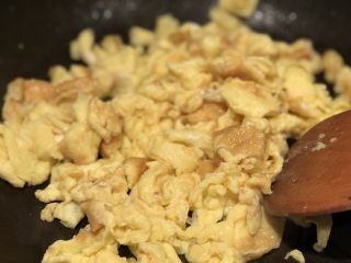 懒人料理-青椒炒鸡蛋,热锅冷油，倒入鸡蛋，凝固后炒成小块，起锅