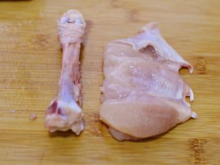 酱爆鸡丁,两个鸡腿剔骨去皮，把小腿处的白色筋膜切掉。（会用到剪刀和小刀，可以百度一下视频教程。）