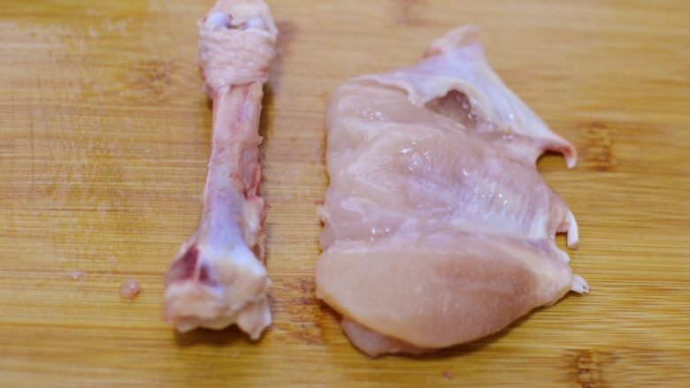 酱爆鸡丁,两个鸡腿剔骨去皮，把小腿处的白色筋膜切掉。（会用到剪刀和小刀，可以百度一下视频教程。）
