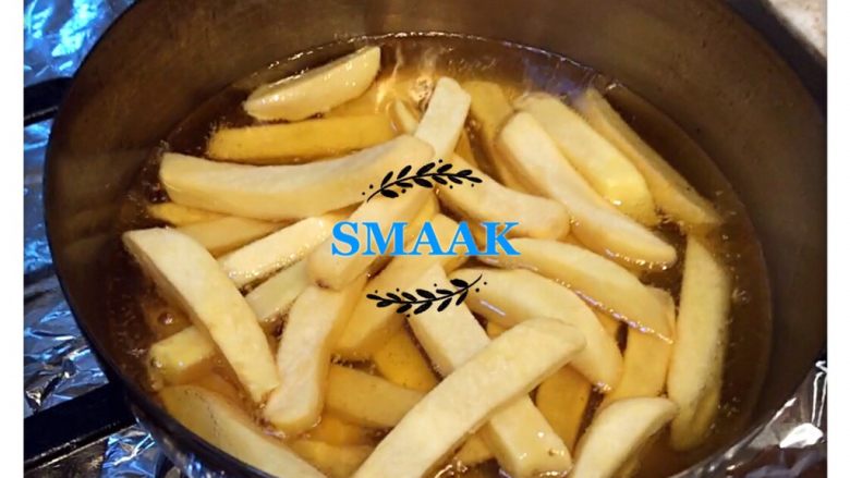 Riesling贻贝配比利时薯条,薯条炸至金黄色，捞出撒上适量盐和欧芹碎