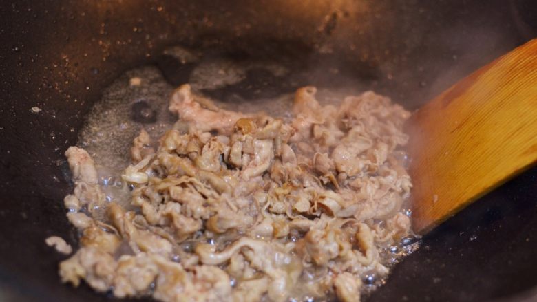葱爆羊肉,放入羊肉卷迅速滑炒。