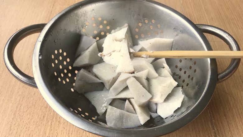 芋头滑大肠,等待芋头蒸好，如图可以被筷子轻易戳穿就好了。