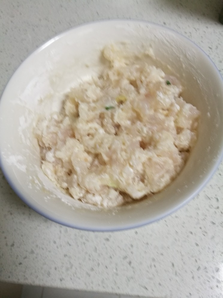 菜谱#佛手观音莲花白菜#(创建于16/11~2017),经腌制的龙利鱼放入玉米定粉上浆。