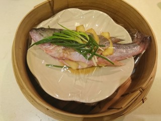 清蒸鱸魚,保鮮膜封好，放入蒸籠。