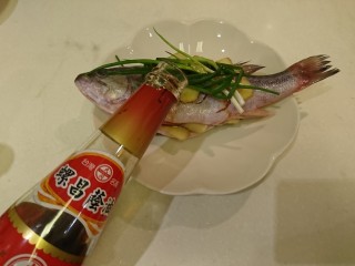 清蒸鱸魚,加1T醬油。
