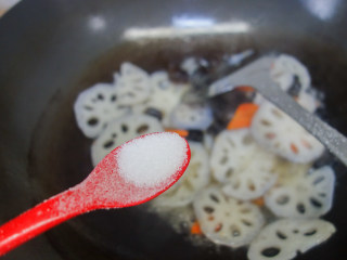 荷塘月色--缤纷蔬菜炒藕片,8、	热锅冷油加入拍扁的大蒜还有胡萝卜翻炒