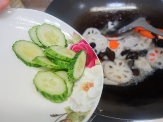 荷塘月色--缤纷蔬菜炒藕片,11、	加入黄瓜片
