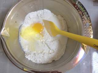 蔓越莓麻糬面包, 然后倒入鸡蛋和牛奶揉成团，如果粘手，可以带上一次性手套