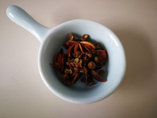 初冬山药排骨汤,准备号的大料八角花椒。