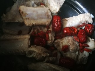 初冬山药排骨汤,排骨放到砂锅里，加洗干净的大红枣和枸杞。