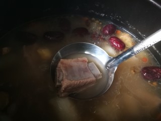 初冬山药排骨汤,这是煮的大概四十多分钟的样子，排骨还不太烂 。在煮会，不信小火炖不烂它。