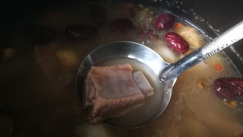 初冬山药排骨汤,这是煮的大概四十多分钟的样子，排骨还不太烂 。在煮会，不信小火炖不烂它。