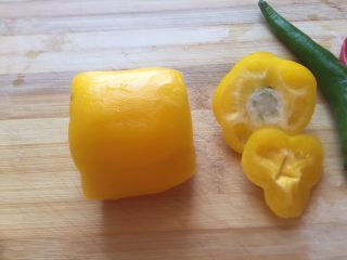 五彩缤纷凉拌土豆丝,黄椒去掉两头，只要中间，在切来就是长片。