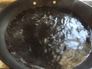 五彩缤纷凉拌土豆丝,锅中放适量水烧开。