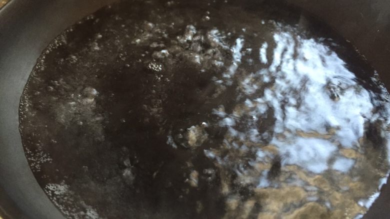 五彩缤纷凉拌土豆丝,锅中放适量水烧开。