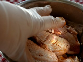 香辣烤翅,用手将鸡翅与腌料混合均匀，按摩一会儿促进其入味儿。然后就腌制半天或者隔夜