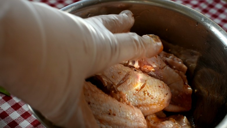 香辣烤翅,用手将鸡翅与腌料混合均匀，按摩一会儿促进其入味儿。然后就腌制半天或者隔夜