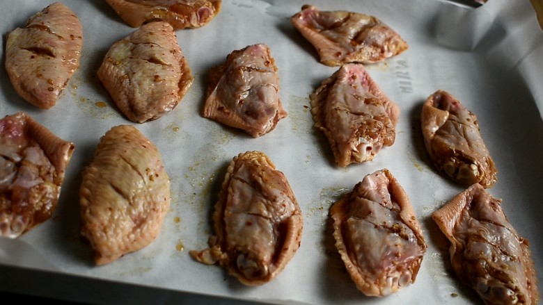 香辣烤翅,腌制好的鸡翅摆放在烤盘中