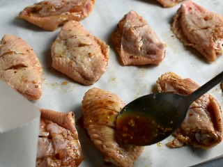 香辣烤翅,将腌料淋在鸡翅上，增加风味
