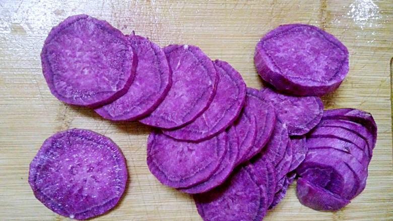 紫薯糯米糕,去皮，洗净，切片