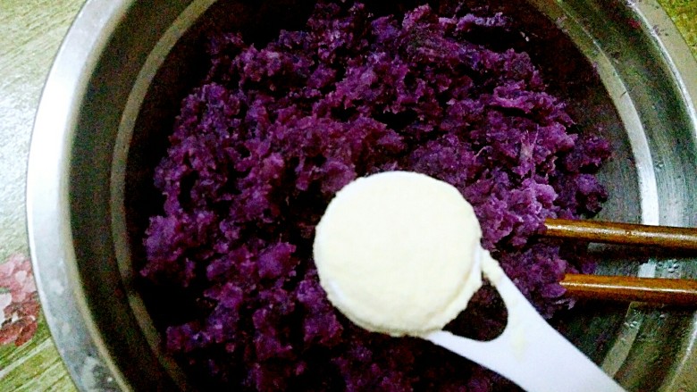 紫薯糯米糕,趁热放入3勺奶粉