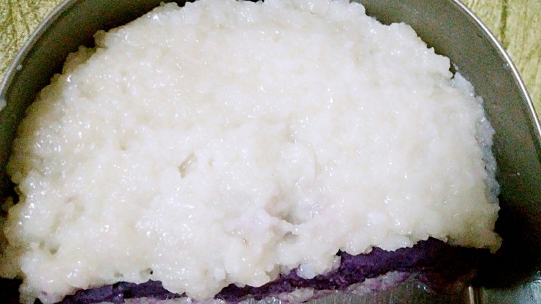 紫薯糯米糕,再铺上一层糯米，放冰箱冷藏20分钟