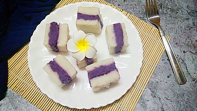 紫薯糯米糕,取出切小块，开吃啦，好弹，口感比直接用糯米粉做出来好多啦