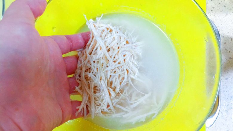 功夫菜系列@@
别有洞天的菊花豆腐鸡汤
,手撕成丝，过水淘清。不淘清，会影响汤的清澈。