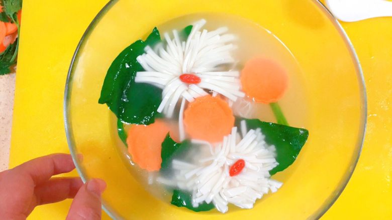 功夫菜系列@@
别有洞天的菊花豆腐鸡汤
,然后是胡萝卜浮萍，中间那个胡萝卜是托菊花的。
