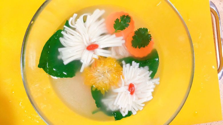 功夫菜系列@@
别有洞天的菊花豆腐鸡汤
,最后放菊花和香菜俩朵到胡萝卜浮萍上！胡萝卜我调整了一下位置，不对称更美。