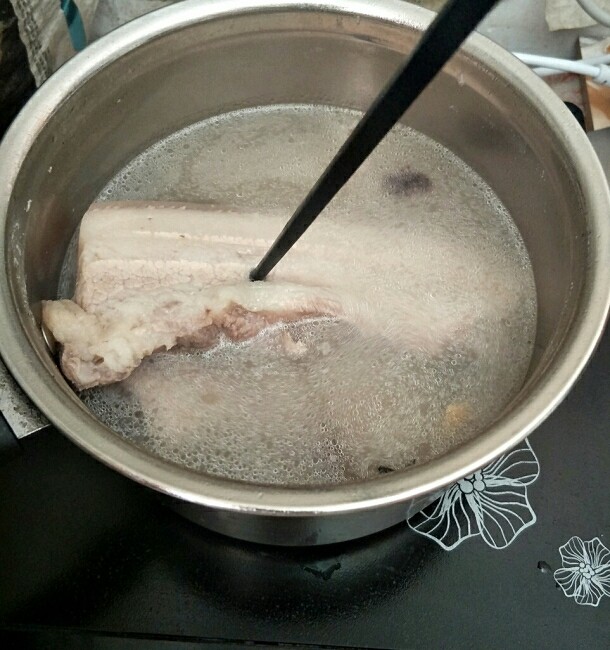  蒜泥白肉,煮到用筷子可以轻松扎透就可以了