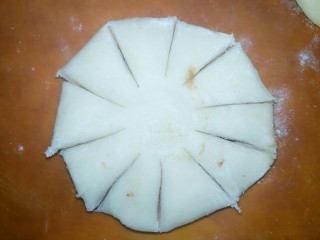 花式豆沙酥,中间留空
用小刀将四周切成均匀的等份