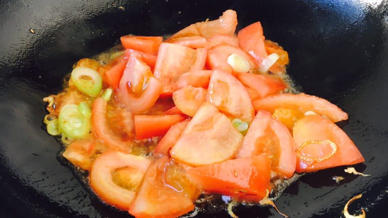 #懒人料理# 西红柿炒鸡蛋圆白菜,随后放入西红柿。