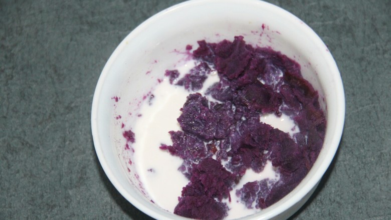 紫薯泥沙拉,加入大约50g的牛奶