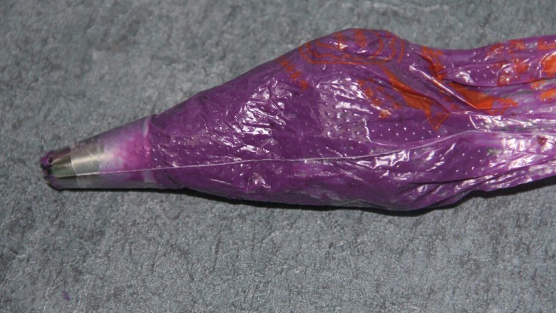 紫薯泥沙拉,我用的裱花嘴是挤曲奇的
